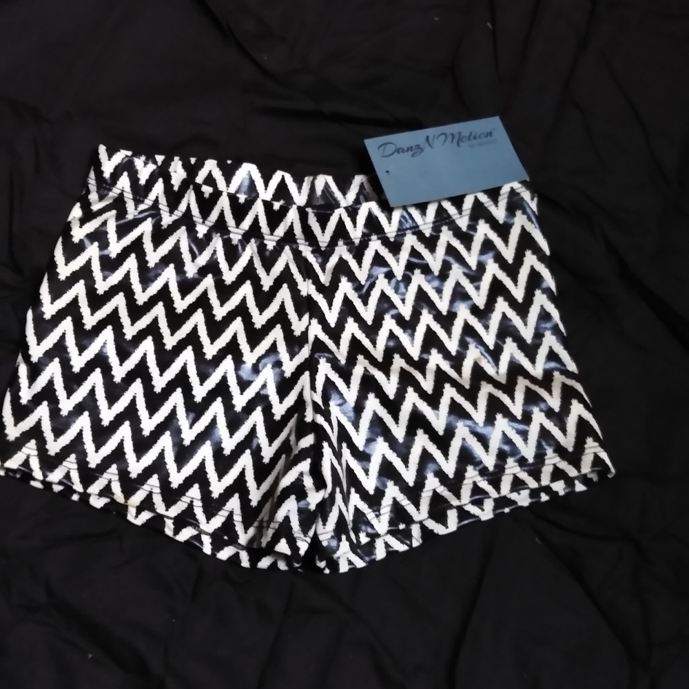 Girls DanzNMotion Chevron booty shorts NWT sz LG